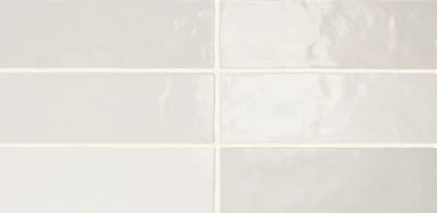 Détail du carrelage mural Artisan White, faïence effet zellige brillant