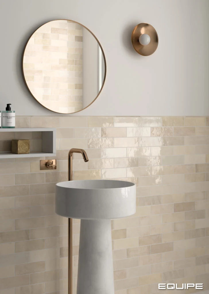 Carrelage Artisan Ochre effet zellige brillant dans une salle de bain