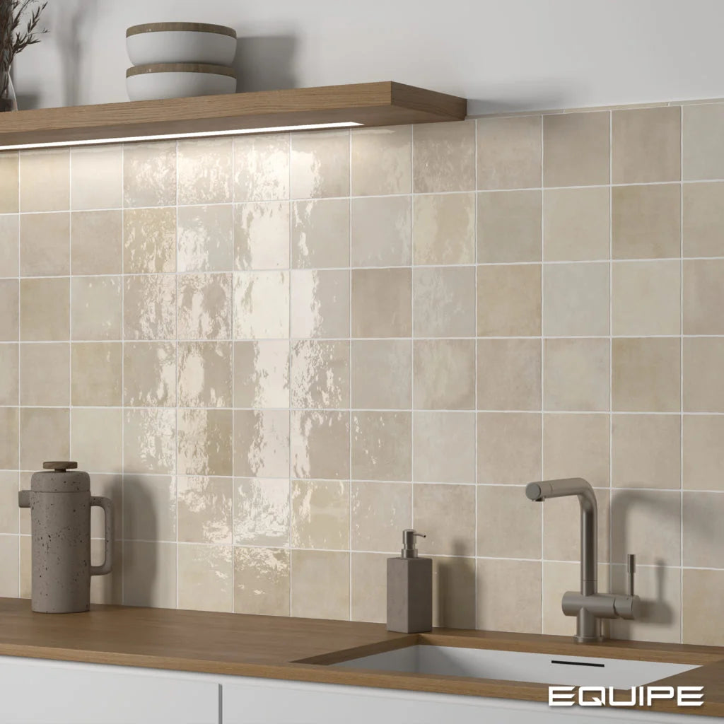 Carrelage Artisan Ochre effet zellige brillant sur une crédence de cuisine