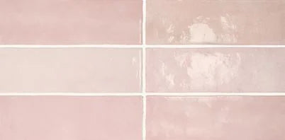 Détail du carrelage mural Artisan Rose Mallow, faïence effet zellige brillant
