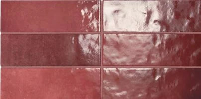 Détail du carrelage mural Artisan Burgundy, faïence effet zellige brillant