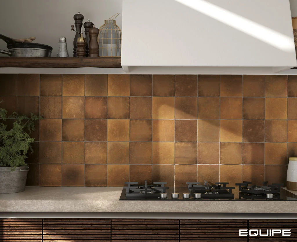 Carrelage Artisan Gold effet zellige brillant sur une crédence de cuisine