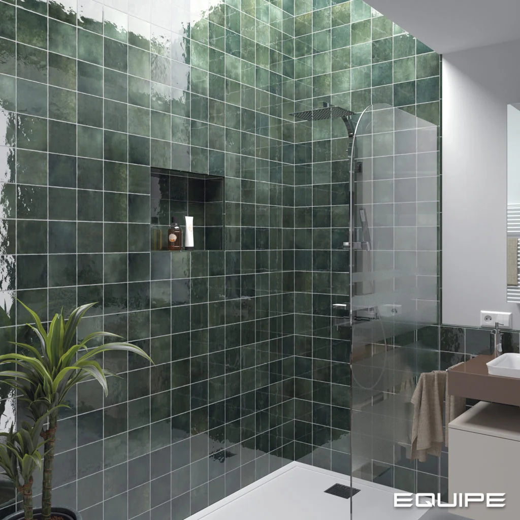 Carrelage Artisan Moss Green effet zellige brillant sur les murs d’une douche