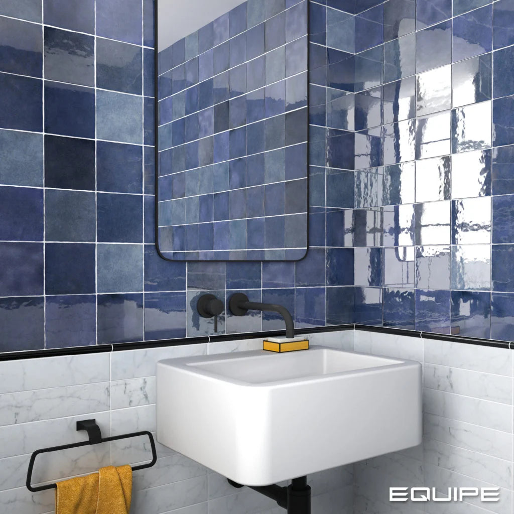 Carrelage Artisan Colonial Blue effet zellige brillant autour d’un lavabo