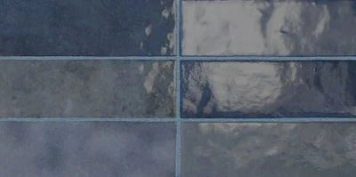 Détail du carrelage mural Artisan Colonial Blue, faïence effet zellige brillant