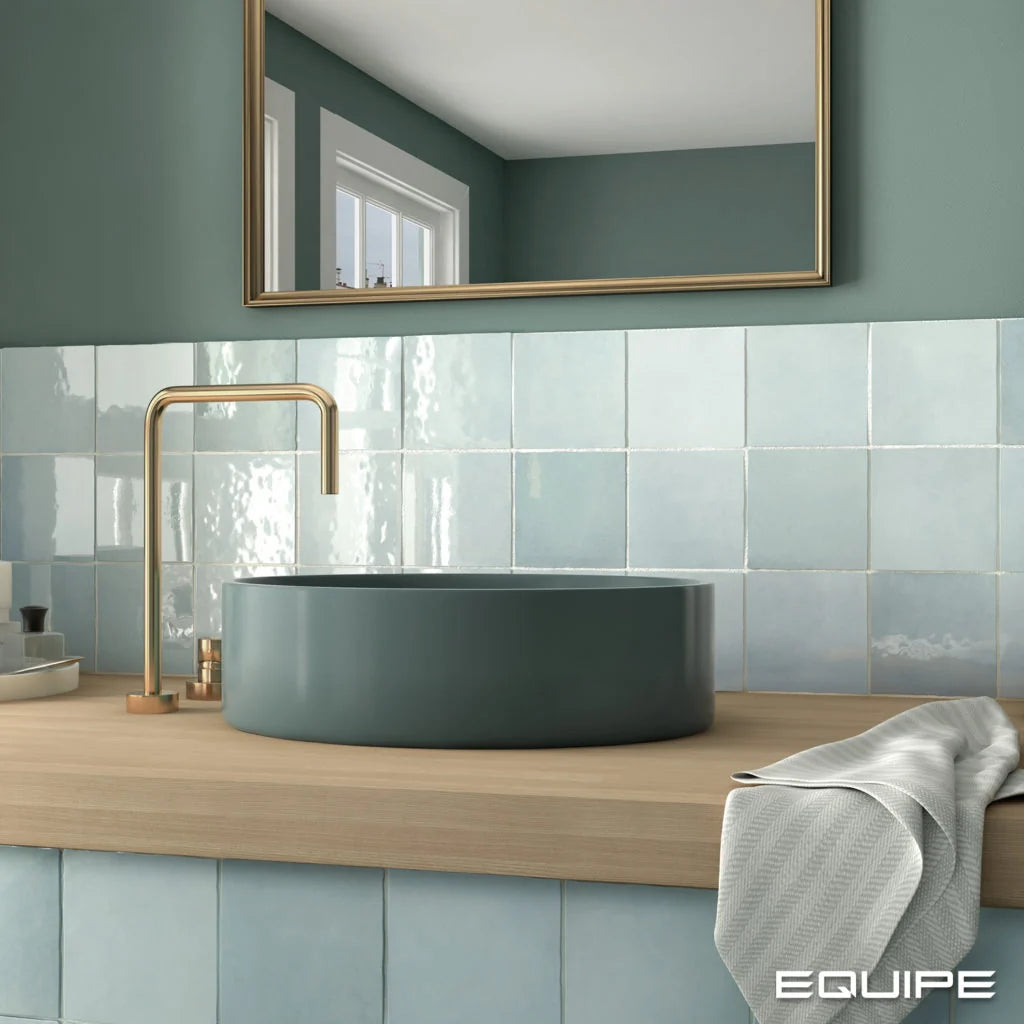 Carrelage Artisan Aqua effet zellige brillant autour d’une vasque