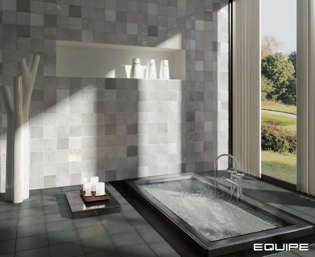 Carrelage Artisan Alabaster effet zellige brillant dans une cuisine lumineuse