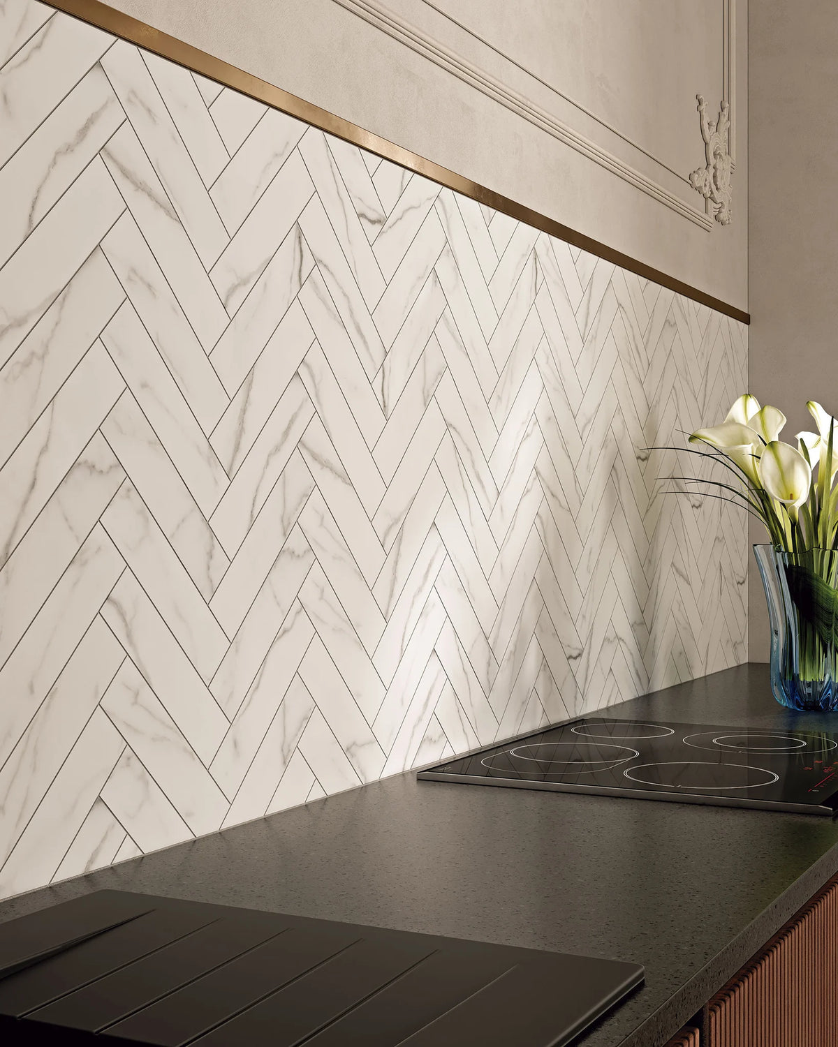 Carrelage Classic Marble Carrara effet marbre en chevrons sur un mur de cuisine