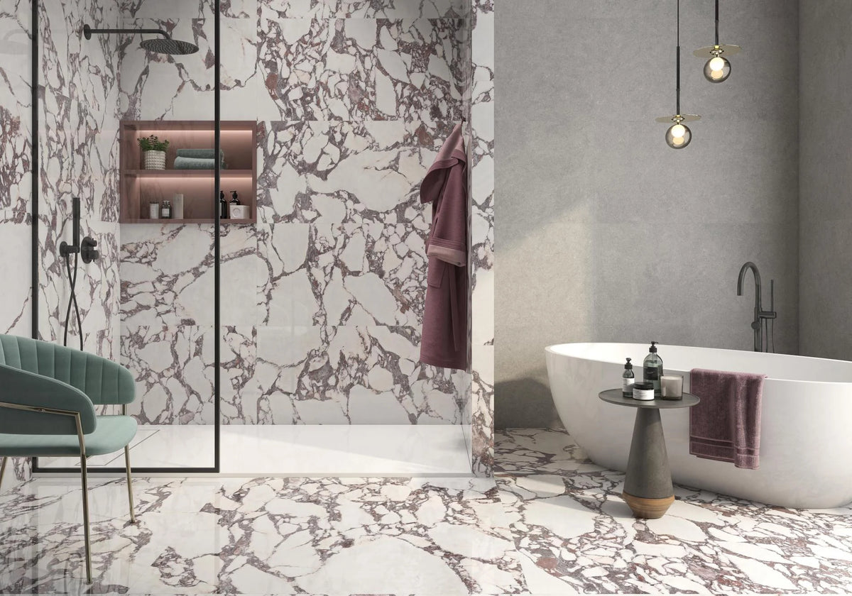 Carrelage Lux Viola effet marbre blanc aux veines pourpres dans une salle de bain