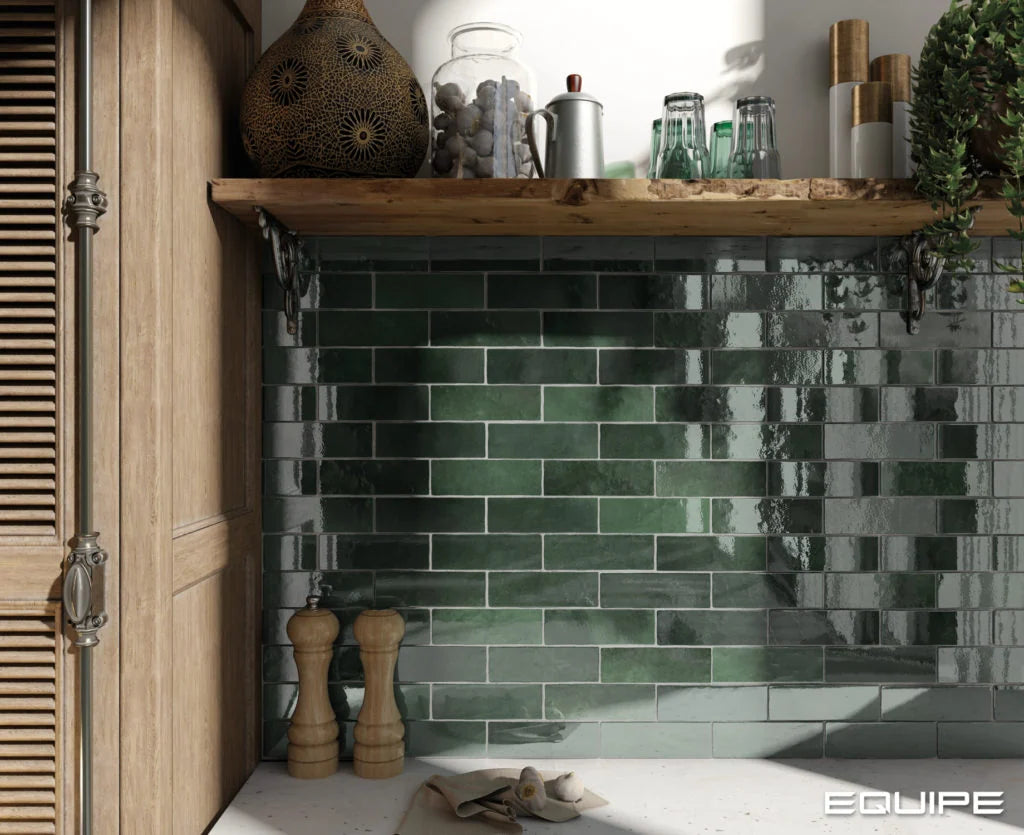 Carrelage Artisan Moss Green effet zellige brillant sur une crédence de cuisine