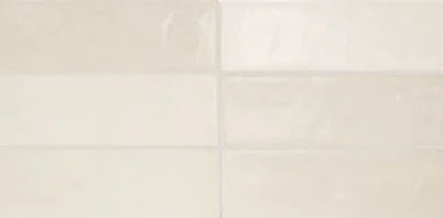 Détail du carrelage mural Artisan Ochre, faïence effet zellige brillant