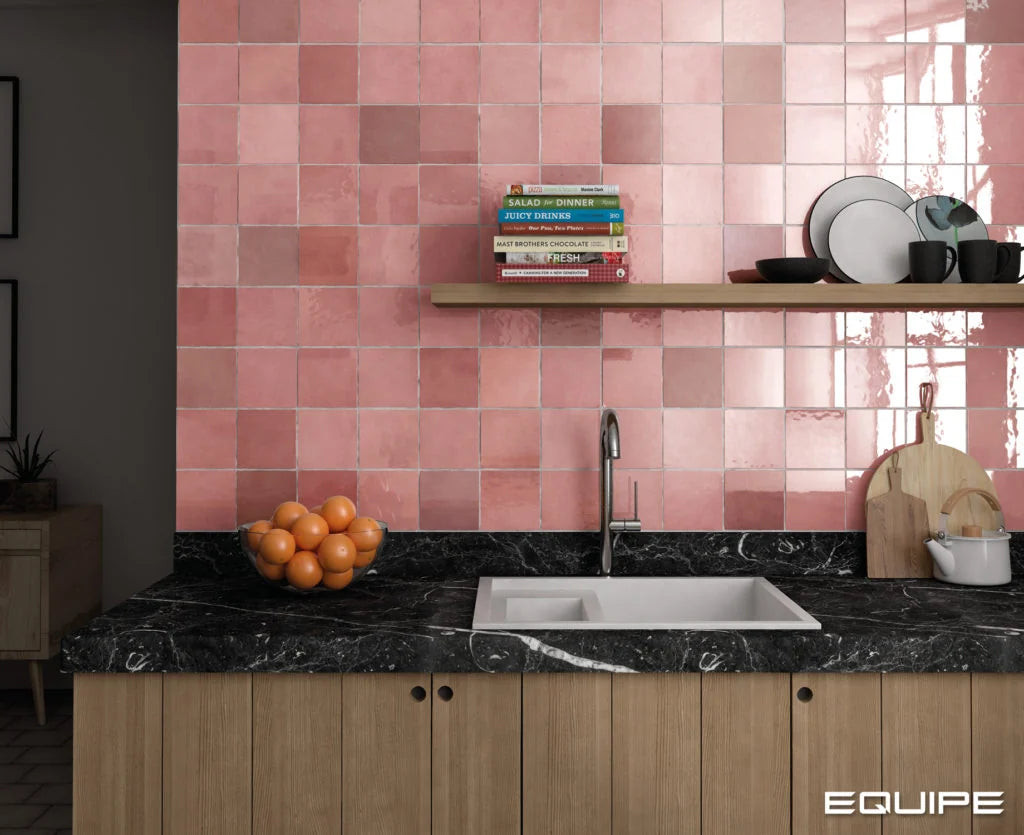 Carrelage Artisan Rose Mallow effet zellige brillant dans une cuisine