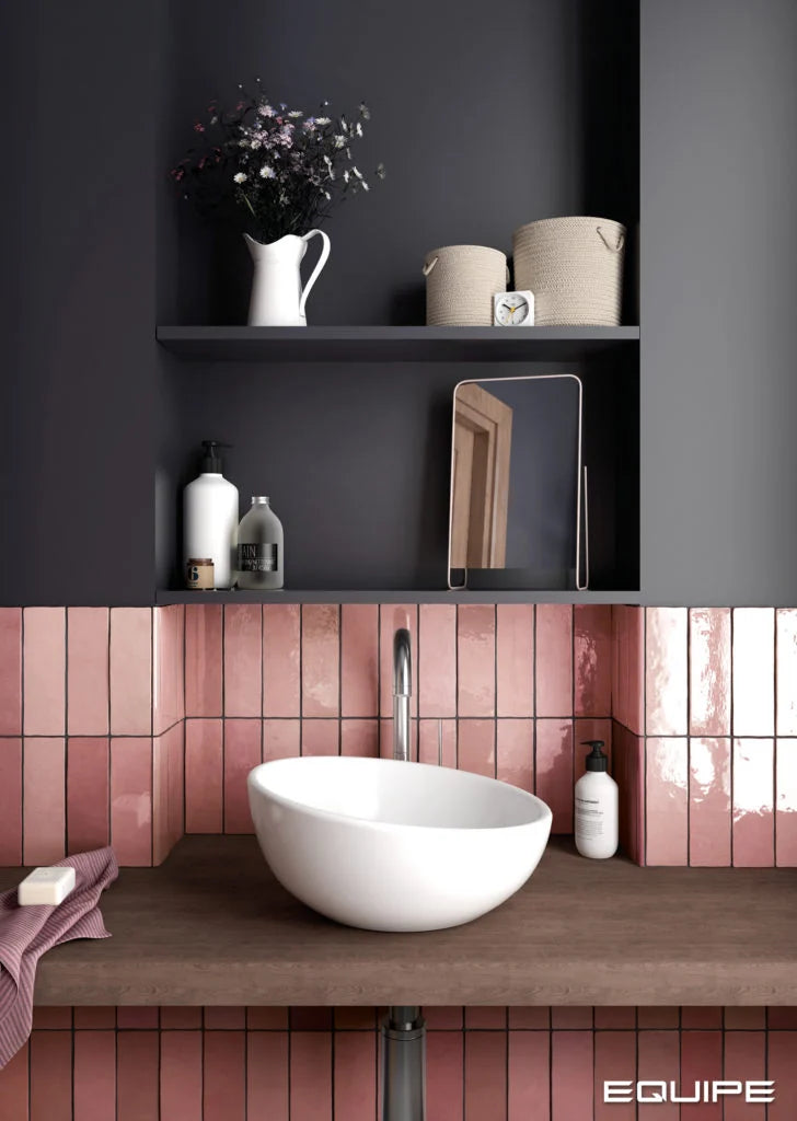 Carrelage Artisan Rose Mallow effet zellige brillant autour d’une vasque