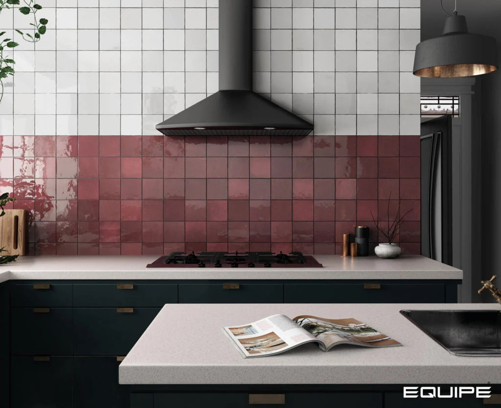 Carrelage Artisan Burgundy effet zellige brillant sur une crédence de cuisine