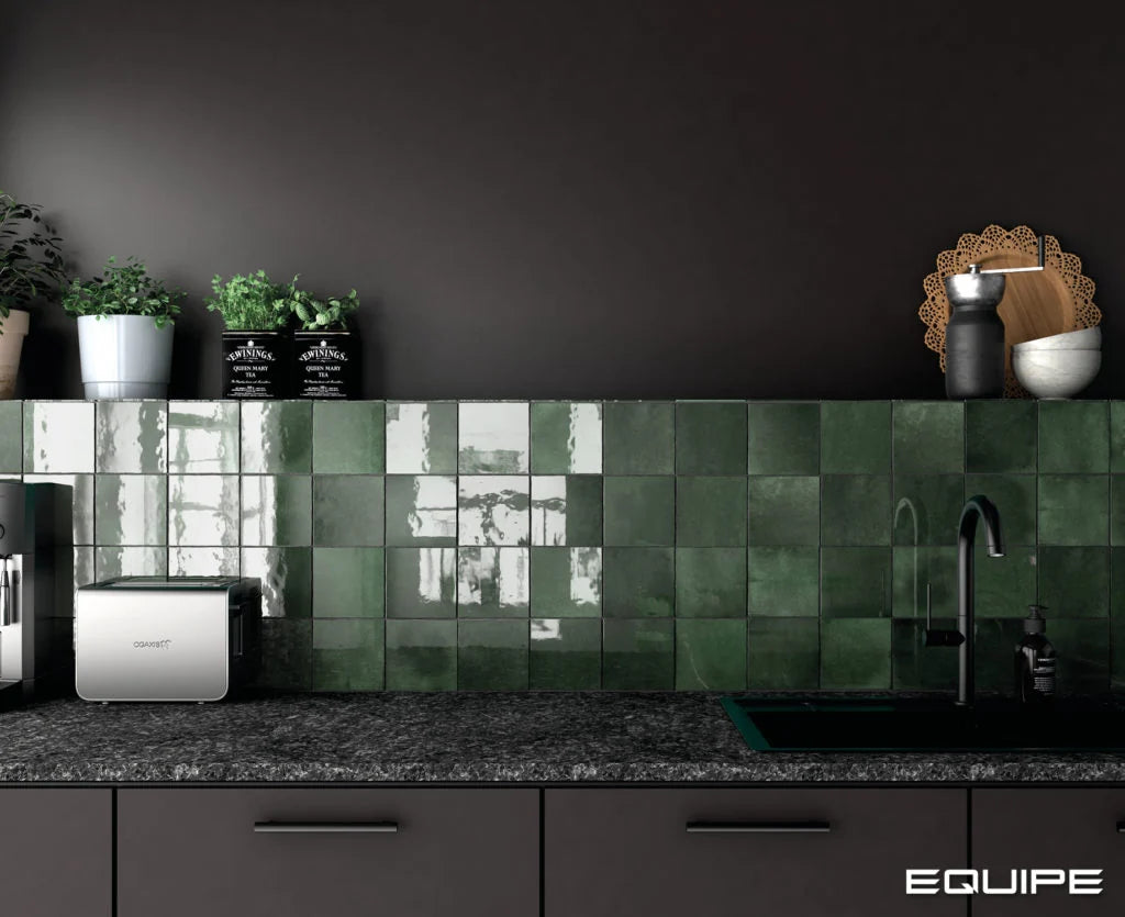 Carrelage Artisan Moss Green effet zellige brillant sur une crédence de cuisine