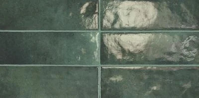 Détail du carrelage mural Artisan Moss Green, faïence effet zellige brillant