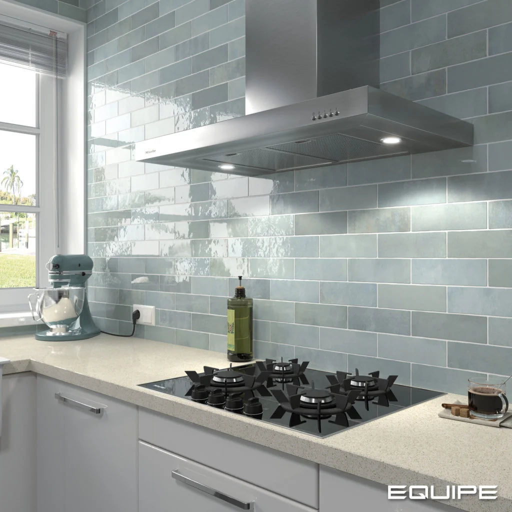 Carrelage Artisan Aqua effet zellige brillant sur une crédence de cuisine