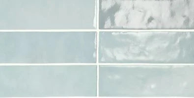 Détail du carrelage mural Artisan Aqua, faïence effet zellige brillant
