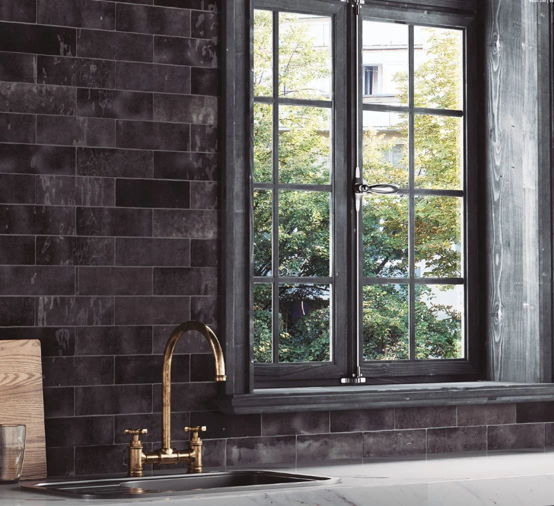 Carrelage Artisan Graphite effet zellige brillant sur une crédence de cuisine
