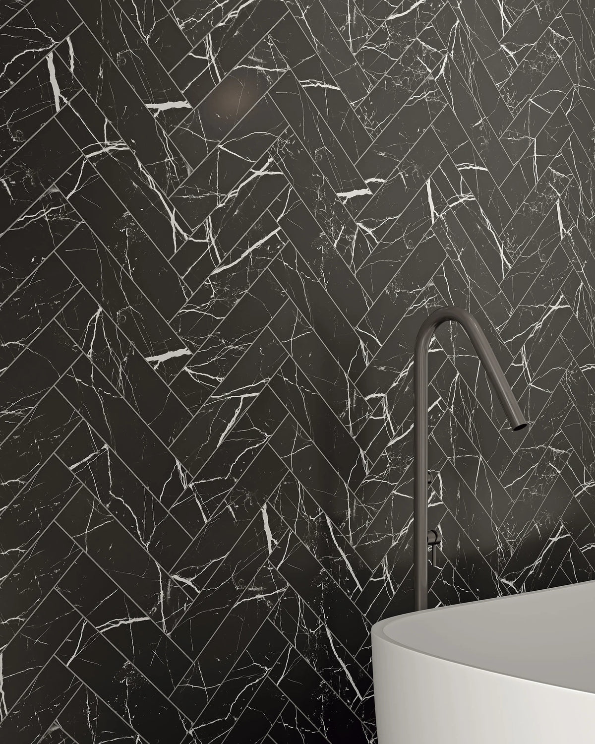 Carrelage Classic Marble Nero Marquina effet marbre en chevrons sur un mur de salle de bain