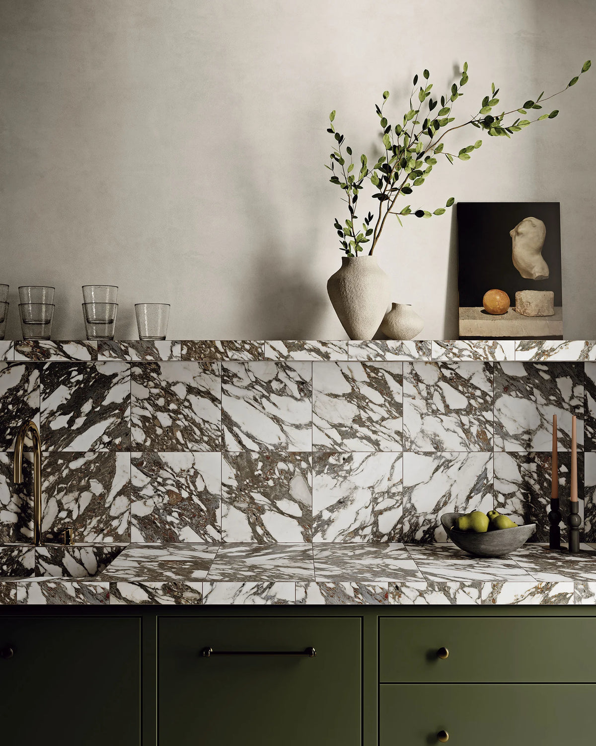 Carrelage Classic Marble Viola effet marbre sur une crédence de cuisine